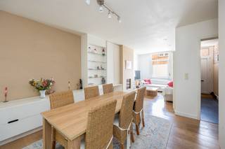 <p>Bent u op zoek naar een instapklare en verrassende woning met veel natuurlijke lichtinval en een modern comfort? Zoek niet verder. Een charmante woning gelegen in het centrum van Kapellen, dat een slimme indeling combineert met een huiselijke sfeer. De leefruimte met een moderne open keuken geeft je een groot ruimtelijk gevoel. Achteraan de keuken is de aparte wasplaats, berging en nog een extra gastentoilet. Op de eerste verdieping bevinden zich drie slaapkamers en een ruime en zeer functionele badkamer dat voorzien is van douche, bad en nog een 2de toilet. Er is een ruim terras en tuin dat veel privacy bied. De woning is zeer praktisch ingericht, elke vierkante meter in dit huis is functioneel benut. Er zijn veel maatkasten waardoor dit huis veel opbergruimte heeft. EPC label C. Wg, Vg, Gvkv, Gvkr, Gmo.<br /> </p>