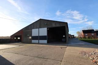 Bent u op zoek naar een praktische en vlot bereikbare opslag- of werkruimte? Deze loods gelegen in Moscou 3 te Bovenkerke biedt tal van...