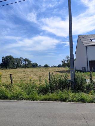 Unieke bouwgrond (1.060 m²) voor halfopen bebouwing in Opwijk.<br /><br />Beschrijving:<br /><br />Bent u op zoek naar de perfecte plek om uw droomwoning te realiseren? Deze residentieel gelegen bouwgrond in het rustige en vlot bereikbare Opwijk biedt u alle ruimte en vrijheid. Met een indrukwekkende diepte van bijna 101 meter geniet u hier van een uitzonderlijk grote tuin.<br />De grond wordt rechtstreeks uit de hand verkocht (zonder makelaar), wat zorgt voor een transparante en vlotte afhandeling.<br /><br />Troeven van het perceel:<br /><br />•Totale oppervlakte: 1.060 m²<br />•Straatbreedte: 10,5 meter<br />•Perceeldiepte: Maar liefst ± 101 meter<br />•Type bebouwing: Geschikt voor een ruime halfopen bebouwing (aanbouwzijde rechts)<br />•Oriëntatie tuin: Ideaal gesitueerd voor zonnekloppers (prachtige lichtinval!)<br />•Nutsvoorzieningen: Elektriciteit, water, internet en riolering zijn reeds aanwezig in de straat.<br />•Beschikbaarheid: De pachter heeft voorkooprecht en er moet rekening gehouden worden met een opzegtermijn voor de pacht. Hier kunnen kosten aan verbonden zijn.<br /><br />Ligging:<br /><br />Het perceel bevindt zich in een rustige, residentiële straat. Op wandel- en fietsafstand vindt u een lokale school, supermarkt en openbaar vervoer (vlotte trein- en busverbindingen).<br />Bovendien ligt Opwijk uiterst centraal en strategisch tussen Brussel, Aalst en Dendermonde.<br /><br />Wettelijke informatie:<br /><br />•Stedenbouwkundige bestemming: Woongebied<br />•Bouw- en verkavelingsvoorschriften: Op aanvraag digitaal beschikbaar.<br />•Overstromingsrapport: P-score: A (geen overstromingskans) / G-score: A<br />•Bodemattest: Blanco bodemattest beschikbaar, op aanvraag via email.<br /><br />Interesse?<br />De grond is op elk moment vrij te bezichtigen vanaf de straatkant ter plaatse: Klaarstraat, links van huisnummer 93.<br />Voor het opvragen van het volledige informatiedossier (inclusief de stedenbouwkundige voorschriften) of het uitbrengen van een schriftelijk bod, kunt u rechtstreeks contact met mij opnemen.<br /><br />Geen makelaars gewenst a.u.b.<br />