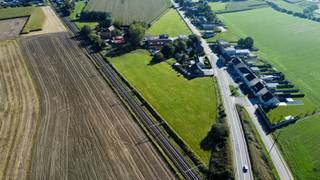 <strong>Te koop: te renoveren hoeve met 15.040 m² perceelopp., gelegen langs de Desselgemseweg in Waregem.</strong><br /><br />Via de lange oprit in betonplaten bereiken we de hoeve die is opgebouwd rond een klassieke binnenplaats. Het woongedeelte kijkt samen met de 2 bijgebouwen uit op een binnenplein. Aansluitend aan de gebouwen hebben we een tuinzone van 2.500 m² en een apart veld van +/- 8.900 m².<br /><br />Dit ruime perceel biedt tal van mogelijkheden voor renovatie of sloop en heropbouw. <br /><br /><strong>Ben jij op zoek naar een locatie waar je idyllisch kan wonen in het groen? Neem dan vandaag nog contact op met ons kantoor.</strong>