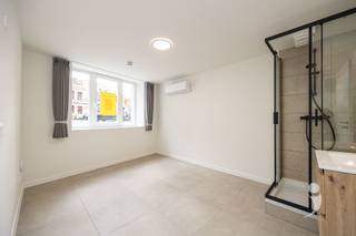 <p><span>Découvrez cette chambre d'étudiant moderne dans un projet de rénovation de haute qualité, situé dans la Vaartstraat, dans le cœur animé de Louvain. Le bâtiment a été entièrement rénové avec des matériaux durables et de haute qualité et répond aux normes contemporaines en termes de confort et d'efficacité énergétique.</span></p><p><span>La chambre est située au 1er étage et est équipée d'une pompe à chaleur air-air à haute efficacité énergétique, permettant à la fois un chauffage efficace en hiver et une climatisation rafraîchissante en été. La chambre est vendue entièrement meublée et dispose d'un sommier, d'un bureau, d'une chaise de bureau, d'une armoire encastrée, d'un rideau et d'un coin petit-déjeuner pratique avec micro-ondes et réfrigérateur. En outre, la chambre dispose de ses propres installations sanitaires, ce qui garantit un maximum de confort et d'intimité.</span></p><p><span>Le bâtiment dispose d'une cuisine commune entièrement équipée où les étudiants peuvent préparer leurs repas en tout confort. En outre, le bâtiment dispose d'un petit jardin de ville avec une terrasse, un endroit agréable pour se détendre ou étudier à l'extérieur.</span></p><p><span>Grâce à sa situation centrale dans la Vaartstraat, les campus, les magasins, les bars et les restaurants ainsi que le centre historique de Louvain sont accessibles à pied - une base idéale pour ceux qui veulent étudier et investir dans la qualité et l'insouciance.</span></p><p><span>La chambre d'étudiant sera également gérée professionnellement par l'équipe Rentmeester d'Immo Livit pendant 3 ans. Ce service professionnel est inclus dans le prix demandé, vous permettant, en tant que propriétaire, de profiter de votre investissement sans aucun souci.</span></p><p><span>Les photos'proviennent de propriétés de référence et servent à illustrer le niveau de finition et l'ambiance. L'achèvement des travaux est prévu pour début juin 2026.</span></p><p><span>Intéressé par cette chambre d'étudiant de grande qualité ? Contactez-nous au 016 15 31 15 ou à info@immolivit.be.</span></p>