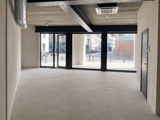 Aan de Bredastraat 77, in de levendige Antwerpse wijk Dam, bevindt zich deze commerciële reca-ruimte van circa 78 m². Dankzij de grote vitrine aan de straatzijde geniet het pand van een uitstekende zichtbaarheid en veel natuurlijk licht.Aan de voorzijde beschikt de ruimte over een terras van circa 20 m². Achteraan bevindt zich een ruime tuin van circa 60 m². Deze combinatie biedt interessante mogelijkheden voor een horecaconcept waarbij binnen- en buitenruimte elkaar versterken.De ruimte is geschikt voor commerciële en reca-activiteiten, zoals een koffiebar, lunchzaak, restaurant of ander eigentijds horecaconcept. Daarnaast zijn er twee toiletten aanwezig.Er bestaat ook de mogelijkheid om de reca-ruimte te verbinden met het achterliggende atelier van circa 81 m². Zo ontstaat een totale binnenoppervlakte van ongeveer 159 m², met extra mogelijkheden voor onder meer productie, opslag, workshops of een aanvullend creatief concept.Via de nabijgelegen op- en afrit Merksem bereik je snel de Antwerpse Ring (R1) en de E19 richting Breda. Ook Park Spoor Noord en de volop ontwikkelende Slachthuissite bevinden zich vlakbij.Een zichtbare en veelzijdige reca-locatie met een terras aan de voorzijde, een ruime tuin achteraan en verschillende mogelijkheden voor een onderscheidend horecaconcept.