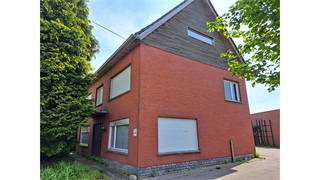 Een ruime te renoveren woning met een afgewerkte zolderverdieping bestaande uit een woonkamer, ingerichte keuken, 1 slaapkamer, badkamer,...