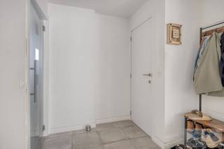 Volledig gerenoveerd appartement van 90 m² met terras en overdekte autostaanplaats op een uitstekende locatie te centrum Itegem.<br /><br />Het appartement bevindt zich op wandelafstand van scholen, winkels en openbaar vervoer. Alsook ideaal gelegen voor woon-werk verkeer met een directe connectie naar omliggende gemeenten alsook autostrades.<br /><br />We betreden het appartement via de gezamenlijke inkomhal op het gelijkvloers. De traphal brengt ons tot het 1 ste verdiep waar het appartement zich bevindt. We worden verwelkomd door de ruime inkomhal. Van hieruit krijgen we toegang tot alle ruimtes. De zéér lichtrijke leefruimte geniet een gezellige zithoek, volledig uitgeruste open keuken voorzien van alle comfort en eetplaats. De eetplaats geeft directe connectie tot de geriefelijke berging alsook met het overdekte terras waar het heerlijk vertoeven is. Verder beschikt het appartement over één ruime slaapkamer alsook badkamer met apart gastentoilet en inpandige wasplaats.<br /><br />De overdekte carport bereiken we langs de 'Ter Borchtstraat'. Verder is er de aanwezigheid van een privatieve kelderberging.<br /><br />Troeven: EPC label B (111 kWh/jaar), conform elektriciteitsattest, kleinschalig gebouw, geen gezamenlijke kosten<br />Tevens ideaal voor verhuur met een mooi rendement..<br /><br />Unieke buitenkans om een leuk appartement op toplocatie te bezitten in Itegem.<br /><br />Aarzel niet ons te contacteren voor verdere vrijblijvende informatie of bezoek ter plaatse.
