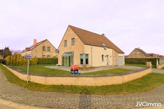 <p><span>Indeling</span><span>:</span></p><p><span>Kelder: kelder: 24.16 m²</span></p><p><span>Begane grond:'entree: 10.26 m², woonkamer: 32 m², keuken: 22.80 m², bijkeuken: 4.05 m², nachthal: 6.33 m², 2 slaapkamers: 18.45 m² / 16.81 m², badkamer met douche: 6.59 m².</span></p><p><span>Buiten: terras: ca. 30 m², tuinhuis: ca. 15 m²</span></p><p><span> </span></p><p><span>Apparatuur</span><span>:</span></p><p><span>Verwarming: Centrale olie gestookt < 3000 L.</span></p><p><span>Elektriciteit: Twee-uurlijks, 220 V.</span></p><p><span>Ramen: PVC O/B  .</span></p><p><span>Dak : Tegels, dubbele helling, geïsoleerd.</span></p><p><span>Keuken :  ingericht en uitgerust met enkele spoelbak, elektrische kookplaat, afzuigkap, oven, vaatwasser en koelkast.</span></p><p><span>Sanitair: 1 douche, 2 wastafels, 1 WC.</span></p><p><span>Materialen: tegelvloer.</span></p><p><span> </span></p><p><span>Aansluitingen</span><span>:</span></p><p><span>Riolering: Ja.</span></p><p><span>Water: Ja.</span></p><p><span>Gas: Nee.</span></p><p><span>Elektriciteit: Ja.</span></p><p><span>Telefoon: Ja.</span></p><p><span>Kabeltelevisie: Ja.</span></p><p><span>Dit document dient alleen ter informatie en is niet contractueel bindend. Het kan zonder kennisgeving worden gewijzigd</span></p><p><span> </span></p>