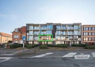 Dit prachtig en modern appartement bevindt zich op de eerste verdieping van een rustige residentie, op slechts een boogscheut van het centrum, diverse handelszaken en het strand. De centrale ligging in combinatie met de kwalitatieve afwerking maakt dit appartement een echte buitenkans.<br /><br />Bij het betreden van het appartement komt u via de inkomhal met handige inbouwkasten terecht in de lichtrijke woonkamer, die naadloos overloopt in een open, volledig uitgeruste keuken. Deze beschikt over een koelkast met diepvriesvak, vaatwasmachine, inductiekookplaat, dampkap, oven en microgolfoven. Vanuit de woonkamer is er toegang tot een ruim terras, ideaal om te ontspannen.<br /><br />Verder zijn er twee volwaardige slaapkamers, een gastentoilet, een stijlvolle badkamer met inloopdouche en wastafel en een aparte berging met aansluiting voor een wasmachine. Het appartement is instapklaar en afgewerkt met duurzame materialen.<br /><br />Aarzel niet en leg snel uw afspraak vast voor dit prachtig, recent appartement. <br /><br />Beschikbaar vanaf 01/01/2027<br /><br />Provisie maandelijkse kosten : 70 euro / maand<br /><br />
