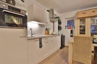 Bent u op zoek naar een centraal gelegen, gerenoveerde en energiezuinige woning met 2 slaapkamers? Dan is dit toppertje zeker iets voor u!<br /><br />Deze gezellige woning gelegen in de Bijlstraat te Beveren, heeft volgende indeling: inkomhal, living met keuken (28,40m²), badkamer en apart toilet met handenwasser.<br />Via de gezellige binnenkoer heeft u nog toegang tot een ruime bergruimte. Op de verdieping bevinden zich 2 slaapkamers en er is ook nog een kleine bergruimte op de hal.<br /><br />Deze woning is volledig vernieuwd en voor extra comfort is er vloerverwarming aanwezig.<br />De zeer goede isolatie, het drievoudig glas en de condenstatie-ketel zorgen voor een zeer gunstig EPC. Dat zal u ongetwijfeld ook merken aan de maandelijkse verbruiksfactuur!<br /><br />De woning is beschikbaar vanaf 1 april 2026.<br /><br />Twijfel niet om ons te contacteren voor meer informatie of een plaatsbezoek in dit TOPPERTJE via verhuur@homevast.be of tel. 03 376 20 20.