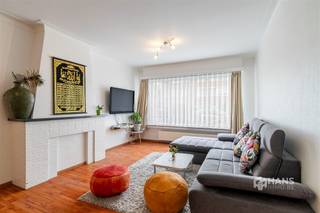 <p><span>Sperwerlaan 6 (glv) - Deurne</span></p><p><span> </span></p><p><span> </span></p><p><span> </span></p><p><span> </span></p><p><span>Instapklaar appartement (76. m²) met 1 slaapkamer en zuid-georiënteerde tuin (91 m²)</span></p><p><span>In deze woonwijk is het rustig wonen, terwijl je tegelijk profiteert van een uitstekende bereikbaarheid. Openbaar vervoer bevindt zich op wandelafstand en ook zijn er verschillende velo-stations te vinden in de directe omgeving. Met de wagen bereik je bovendien vlot de belangrijkste verbindingswegen. Een extra troef is de nabijheid van het Rivierenhof, waar sportievelingen en natuurliefhebbers het hele jaar door kunnen genieten van groen en ontspanning.</span></p><p><span>Het appartement bevindt zich op het gelijkvloers van een kleinschalig gebouw met slechts drie appartementen. Het dak is in 2009 vernieuwd met isolatie en de vaste kosten zijn beperkt tot €35/maand voor water en het licht van de gang. Doorheen de jaren werden verschillende vernieuwingen uitgevoerd. Zo dateren de PVC-ramen met elektrische rolluiken van 2015, werd in 2016 een nieuwe verwarmingsketel geplaatst en kreeg de keuken in 2021 een volledige vernieuwing.</span></p><p><span>Via de veiligheidsdeur kom je binnen in de inkomhal, die toegang biedt tot alle ruimtes. Hier bevinden zich een apart gastentoilet en een praktische berging/wasplaats. Vooraan geniet je van een lichtrijke woonkamer van ongeveer 30 m². Aan de rustige achterzijde liggen de ruime slaapkamer van 15 m² en de aparte keuken van 8 m², die is uitgerust met alle hedendaags comfort.</span></p><p><span>De badkamer van 5 m² beschikt over een ligbad/douche, lavabomeubel, handdoekdroger en een tweede toilet.</span></p><p><span>De absolute blikvanger is zonder twijfel de zuid-georiënteerde tuin van maar liefst 91 m², waar je in alle rust kan genieten van de zon en het buitenleven.</span></p><p><span>Tot slot beschik je nog over twee privatieve kelderbergingen, goed voor extra opslagruimte.</span></p><p><span>Ben je op zoek naar een instapklaar gelijkvloersappartement met een gunstige Epc score en met een ruime, zonnige tuin op een rustige en vlot bereikbare locatie? Mis deze kans niet! Bewoonbare opp. 76 m² – ref.: bruto vloeropp. Voor meer info of een gratis schatting surf naar </span><span><span>www.hansimmo.be</span></span><span>.</span></p><p><span> </span></p>