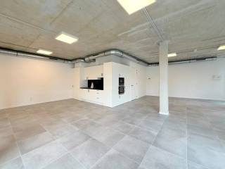 Bent u op zoek naar een praktische en centraal gelegen kantoorruimte in regio Leuven? Dan is deze instapklare kantoorruimte van circa 100 m² in de Celestijnenlaan in Heverlee precies wat u zoekt.<br /><br />Deze kantoorruimte is ideaal voor vrije beroepen, kleine ondernemingen of dienstverlenende bedrijven en beschikt over volgende troeven:<br /><br />- Volledig geïnstalleerde keuken – inclusief kookplaat, oven, microgolf, koelkast en opbergruimte.<br />- Handige berging met de nodige technieken – perfect voor archief of extra opslag.<br />- Douchekamer met douche, lavabo en toilet – comfortabel en praktisch, zeker bij lange werkdagen of sportieve werknemers.<br />- Licht en open karakter – grote ramen zorgen voor veel natuurlijk daglicht.<br />- Centrale ligging – gelegen langs belangrijke invalswegen met vlotte verbinding naar Leuven centrum, de E40 en de E314.<br /><br />Deze locatie combineert de rust van Heverlee met een uitstekende bereikbaarheid. Er zijn ook nog verscheidene parkeermogelijkheden zijn ook beschikbaar in het gebouw. Daarnaast is er ook een fietsenstalling voorzien. <br /><br />Nood aan een extra vergaderruimte? Dan kan je het tuinpaviljoen mee huren. <br /><br />Geïnteresseerd? Neem vandaag nog contact op voor meer informatie of een bezichtiging.