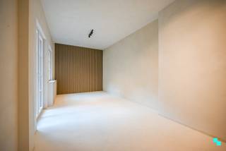 Dit volledig vernieuwd gelijkvloers appartement is uitstekend gelegen nabij het historisch stadscentrum van Kortrijk vlakbij de Grote Markt. Dit tweeslaapkamerappartement heeft een bewoonbare oppervlakte van 80 m² (volgens EPC-attest) en beschikt over een privaat terras van 15 m². Het appartement is zeer goed gelegen op loopafstand van diverse handels, winkel-en horecazaken en in de nabijheid van bushaltes en het treinstation. Mogelijkheid tot het huren van een op wandelafstand gelegen autostaanplaats(en). Indeling: Ruime inkomhal met apart toilet, geïnstalleerde keuken (voorzien van een vaatwasmachine, oven, frigo, kookplaat met dampkap etc.), ruime leefruimte met zicht op het buitenterras, badkamer (inloopdouche en dubbele lavabo met spiegelkast) en twee slaapkamers waarvan één dienst kan doen als dressing/bureau. Verder beschikt het appartement nog over een grote kelderberging met plaats voor een diepvriezer, wasmachine en droogkast. Technisch : Verwarming via EK | Gerenoveerd in 2021 | EPC-label C | Automatische rolluiken | HR-beglazing. Troeven: Centrale ligging in centrum Kortrijk | Dak reeds vernieuwd | Privatief terras | Gelijkvloers appartement (geen dure verhuislift nodig). Benieuwd? Pieter (BIV 515.887) organiseert voor dit appartement de bezoeken, mits het maken van een afspraak via 056 98 03 03. www.bordes.be