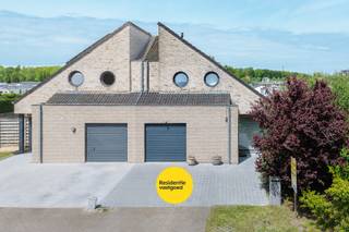 Ontdek deze verzorgde halfopen bebouwing in het gegeerde Vosseslag te De Haan, op een rustige ligging vlakbij bos en duinen. Deze woning uit 2011 bevindt zich op een perceel van 408 m² en biedt een ideale combinatie van comfort, ruimte en energiezuinig wonen.<br /><br />Bij het betreden van de woning komt u in de inkomhal met gastentoilet. De lichtrijke woonkamer met grote raampartijen en schuifraam sluit naadloos aan op de tuin en het terras. Aansluitend vindt u de volledig uitgeruste keuken met kwalitatieve toestellen en voldoende opbergruimte. Verder beschikt het gelijkvloers over een praktische berging en een inpandige garage met elektrische poort.<br /><br />Op de eerste verdieping bevinden zich drie volwaardige slaapkamers en een ruime badkamer uitgerust met ligbad, inloopdouche, toilet en lavabomeubel. Via een uitvouwtrap bereikt u de zolder, ideaal als extra bergruimte.<br /><br />De woning is voorzien van PVC-ramen met dubbele beglazing, centrale verwarming op aardgas en een conforme elektrische installatie. De regenwaterput van 5.000 liter is aangesloten op verschillende toepassingen, wat bijdraagt aan een duurzaam waterverbruik.<br /><br />De volledig afgesloten tuin met terras en tuinhuis biedt de perfecte plek om in alle privacy te genieten. De oprit biedt plaats voor twee wagens.<br /><br />Een instapklare gezinswoning op een toplocatie aan de kust! Ideaal als vaste woonst of tweede verblijf.