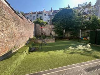 <p><span>Prachtig, recent 2 slaapkamer gelijkvloers appartement op een super goede locatie in de Europese wijk. Inkomhal welke uitgeeft op een grote, lichtrijke leefruimte met aansluitend een volledig ingerichte keuken met eethoek. Ruim terras (30m²) + aansluitende privétuin aan de achterzijde (+/- 100m²). Nachthal met apart toilet, wasruimte en badkamer met ligbad en dubbele lavabo. 2 slaapkamers (14m² & 10m²). Private kelder. Zeer goede ligging in een rustige straat, op wandelafstand van het openbaar vervoer, de Europese instellingen, Metro, winkels en restaurants.</span></p><p><span> </span></p>