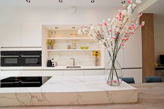 Deze instapklare woning beschikt over 2 slaapkamers, een ruime badkamer en een lichtrijke leefkeuken met zicht op de gezellige stadstuin. <br />De woning werd grondig vernieuwd en uitgerust met 12 zonnepanelen, een 10 kW thuisbatterij, een Daikin warmtepomp, ventilatiesysteem D+ en uitgebreide vloerisolatie. Hierdoor geniet u van maximaal comfort en een laag energieverbruik. <br />Verder beschikt de woning over een garage met voorziening voor een laadpaal. <br />Schilderklaar afgewerkt en klaar voor de toekomst. Laatste renovatie in progress <br />Referentie: 5667