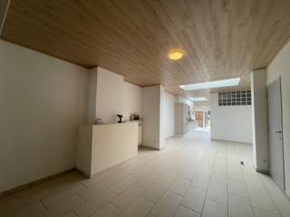 Verzorgde woning met tuin en 2 slaapkamers.<br /><br />Deze woning is ingedeeld als volgt:<br />* Gelijkvloers: Inkom, woonkamer met open keuken, badkamer en wc<br />* 1ste verdieping: 2 slaapkamers<br />+ zolder <br />+ zongericht <br /><br />Voor een bezoek, gelieve uw aanvraag in te dienen via onderstaande link:<br />https://mijnhuurprofiel.be/property/8b9c613d-97fb-407a-960f-bcb0c796ddaa<br />