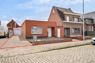 In de Doelstraat 9 te Berlaar vindt u deze woning met tal van mogelijkheden voor wie op zoek is naar ruimte en potentieel. De eigendom omvat een te renoveren woning, een ruim magazijn en een aparte garagebox, wat dit pand bijzonder interessant maakt voor zelfstandigen, hobbyisten of investeerders.<br />De woning biedt de kans om volledig naar eigen smaak en wensen te worden gerenoveerd en ingericht. Dankzij de combinatie van woonst en extra opslag- of werkruimte geniet u hier van een veelzijdige eigendom met verschillende gebruiksmogelijkheden.<br /><br />De huidige indeling omvat een lichtrijke woonkamer met eetplaats, een keuken, badkamer, slaapkamer en een aparte wasplaats. Alles bevindt zich gelijkvloers, wat zorgt voor extra comfort en praktische mogelijkheden. De aanwezige ruimtes kunnen bovendien verder geoptimaliseerd en aangepast worden volgens eigen noden en stijl.<br /><br />Het magazijn vormt een grote meerwaarde voor wie nood heeft aan stockage, een atelier of werkruimte aan huis. De aparte garagebox zorgt bijkomend voor voldoende parkeergelegenheid en extra bergruimte.<br /><br />Gelegen in een rustige straat, maar toch met een vlotte verbinding naar winkels, scholen en invalswegen, biedt deze eigendom een uitstekende basis voor wie een renovatieproject zoekt met extra ruimte en potentieel.<br /><br />Een unieke opportuniteit voor handige renovators, zelfstandigen of ondernemers die wonen en werken willen combineren.<br /><br />Voor interactieve grondplannen met foto’s, ga naar www.wijns.be en klik op de knop “virtueel bezoek”.<br />Info & afspraak: ☎ 0473/33 33 10 ✉ geoffry@wijns.be