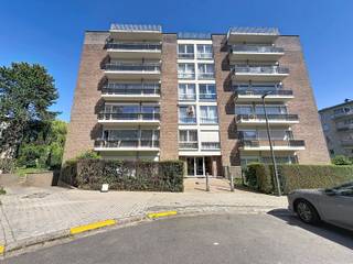 <p>Dit appartement met 2 slaapkamers in Dilbeek bevindt zich op de 2e verdieping van een verzorgd gebouw met lift. </p><p>Dankzij de praktische indeling, 2 terrassen en de gunstige ligging vlak bij winkels en openbaar vervoer vormt dit appartement een comfortabele woonoplossing voor wie centraal en aangenaam wil wonen.</p><p>U komt binnen via een ruime inkomhal met vestiaire en apart toilet. De lichtrijke woonkamer sluit naadloos aan op de open geïnstalleerde keuken, wat zorgt voor een open en gezellige leefruimte. Verder beschikt het appartement over 2 volwaardige slaapkamers waarvan 1 met dressingkast, een berging met wasplaats en 2 terrassen. Daarnaast zijn er een privatieve kelder en een autostaanplaats in de garage inbegrepen. </p><p>Met een EPC van <strong>285kWh/m²</strong> en label C biedt dit appartement bovendien een goede energieprestatie.</p><p>Een ideale woonkans op een centrale locatie in Dilbeek, op wandelafstand van winkels en openbaar vervoer.</p><p><strong>Onmidelijk beschikbaar</strong>.</p>