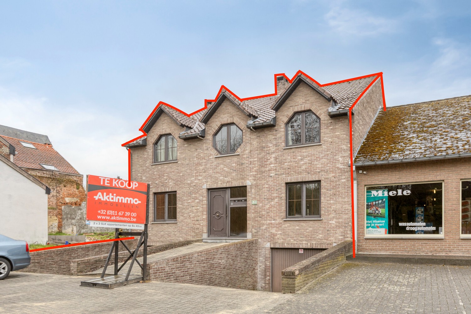 Te koop: appartementsgebouw (2 appartementen) in Tongeren opweg naar Luik: 6 slaapkamers, garages, conform en asbestveilig - foto 1