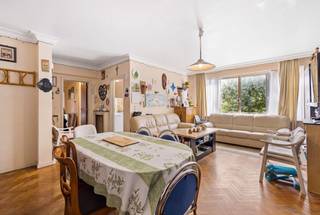 <p>FOREST, vlak bij de Winston Churchilllaan en al haar voorzieningen, stellen wij u dit te renoveren appartement van ± 76 m² voor, gelegen op de 2e verdieping van een gebouw uit de jaren ’60 met lift. Momenteel verhuurd aan € 700/maand – 9-jarig huurcontract vanaf 14/08/2008. Kosten: ± € 246/maand (gemeenschappelijke delen). Dubbele beglazing, collectieve verwarming op gas en EPC E+.</p>
<p><span>Appartement “C2” op de 2e verdieping</span>: (320/10.000)</p>
<ul>
<li>Inkomhal</li>
<li>Living van ± 28 m²</li>
<li>Keuken</li>
<li>Nachthal</li>
<li>Slaapkamer 1 van ± 14 m²</li>
<li>Slaapkamer 2 van ± 9 m²</li>
<li>Badkamer</li>
</ul>
<p>Kelderverdieping: kelder nr. 8</p>
