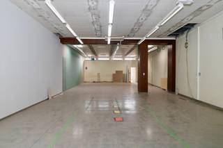 Handelspand is gelegen op <strong>een uiterst commerciële locatie te Avelgem</strong>. Bent u op zoek naar zichtbaarheid, parkeergelegenheid en een eenvoudig te bereiken locatie? Dan is dit pand iets voor u! Door zijn uitstekende locatie heb je dagelijks passage. Indeling: <strong>grote polyvalente ruimte</strong> van maar liefst 180 m² die u naar eigen smaak en goesting kan inrichten, inkleden, herindelen,.... Sanitaire aansluitingen zijn voorzien. <strong>Het pand heeft tal van mogelijkheden</strong>: winkel, vrij beroep (kinesist,...), kantoor,... Achteraan hebt u de mogelijkheid om parkeerruimte bij te huren (10 tal parkeerplaatsen). <strong>TROEVEN:</strong> uitstekende commerciële ligging, tal van mogelijkheden, parking, veel passage, Verwarming: airo/verwarming units. EPC: Label C. CV op aardgas. Wenst u meer info over dit leuke pand? Contacteer REALIMMO op info@real-immo.be.