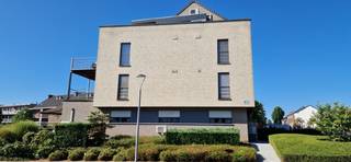 <strong>Welgelegen en perfect onderhouden DUPLEX APPARTEMENT (bj '04) met hoogwaardige afwerking van  138 m² met een  terras van 60 m² en aparte ondergrondse garage. Lift komt tot in het appartement zelf.</strong><br />Indeling: inkom, apart wc met lavabo, hall met inbouwkast, ruime living met full option ingerichte keuken, berging/wasplaats,  groot terras, verdiep: 3 ruime slaapkamers (één met inbouwkasten), volledig ingerichte badkamer met hoekbad, douche, dubbel lavabomeubel, apart wc met lavabo;  garage en aparte kelder. Vloeren: tegels + laminaat; cv aardgas, gashaard + airco. De slaapkamers zijn op de 2de verdieping en de leefruimten op de 3 verdieping.<br />Directe  verbindingen met E40, station, Centrum, winkels,…<br /> 