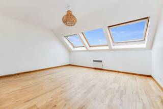 ANDERLECHT, wijk Sylvain Dupuis, nabij openbaar vervoer, mooie duplex van ± 86 m² woonoppervlakte gelegen op de 4e en 5e verdieping van een recent gebouw, bestaande uit: inkomhal, woonkamer met ingerichte Amerikaanse keuken en terras, 2 slaapkamers, 2 badkamers, toilet en wasruimte. Kelder nr. -2/34,04. Binnenparkeerplaats “P-1/15” (+ 20.000 €) VERPLICHT. Kasten en videofoon. Onmidelijk beschikbaar. Kosten: ± 160 €/maand (gemeenschappelijke kosten, verzekering, syndicus, reservefonds en onderhoud). EPC: G. Afmetingen bij wijze van indicatie.