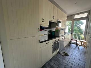 <p>Ruim en licht appartement met terras en garagebox.<br /><br />Het appartement is gelegen in de Ringlaan, een straat met vlotte verbindingen naar het centrum, de Ring en belangrijke invalswegen. Supermarkten, scholen en openbaar vervoer bevinden zich op wandelafstand.<br /><br />Het appartement bevindt zich op de vierde verdieping van een gebouw met lift.<br /><br />Via de inkomhal betreedt u de lichte leefruimte met aansluitend de keuken.<br />De volledig uitgeruste keuken biedt alle hedendaags comfort en verleent toegang tot een tweede terras.<br /><br />Het appartement beschikt verder over:<br />- Drie volwaardige slaapkamers<br />- Een badkamer met ligbad, lavabomeubel en toilet<br />- Een apart gastentoilet<br />- Een privatieve berging op het gelijkvloers (inbegrepen in de huurprijs)<br /><br />Maandelijkse kosten: €200 (inclusief waterverbruik, elektriciteit gemene delen en onderhoud van de lift)<br />Garage: Mogelijkheid tot het apart huren van een garagebox met staanplaats vooraan het gebouw aan €80/maand (excl. btw)<br />Beschikbaar vanaf 1 oktober<br />EPC-score: C</p>