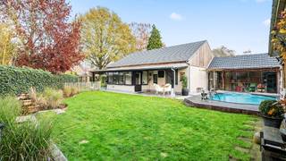 Rustig gelegen op een mooi aangelegd perceel van 7 are 10 ca met verwarmd openluchtzwembad, loungeruimte en overdekte terrassen. West...