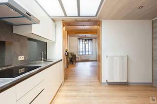 <strong>Huis Jan Van Nassaustraat 70 te Ronse</strong><br />Deze ruime, energiezuinige woning (214 m²) werd van kop tot teen gerenoveerd en geniet van een uitstekende ligging in het hart van Ronse, op wandelafstand van de Delhaize, Colruyt en de Grote Markt Ronse.<br /><br /><strong>Indeling:</strong> Inkomhal, leefruimte, keuken, 2 bergingen en apart toilet. Op de verdieping is er de ruime badkamer (douche en bad) en 2 slaapkamers. Het 2de verdiep omvat de gigantisch zolderkamer (eventueel nog opsplitsbaar) en de 4de slaapkamer. <br /><br />Troeven: <br />- Instapklaar, u hoeft zelf niet meer te schilderen.  (voorzien van gordijnen en verlichting)<br />- Conforme elektriciteit<br />- 6 zonnepanelen <br />- centrale verwarming op gas<br />- TOP SCORE EPC - LABEL A - 88 kWh/m<sup>2</sup><br />- Ideale investeringswoning<br /><br /><strong>Interesse ? Contacteer Jens 0488 98 13 30 - jens@immoboss.be </strong>