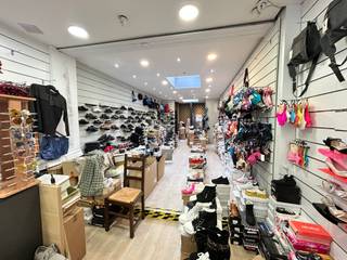 Menen - Handelspand met woont te koop in Menen.Bestaande uit handelspand met sanitair1ste verdieping: woonkamer2de verdieping: 1 slaapkamer en...