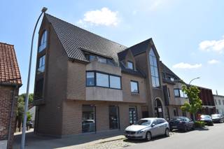 Dit appartement geniet héél wat lichtinval, enorme ruimte, rustige ligging en vlakbij het centrum van Rollegem.Het appartement bevindt zich op de...