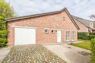 Rustig en residentieel gelegen nabij het charmante Puivelde, vindt u deze vrijstaande en praktisch ingedeelde bungalow uit 1980. Het betreft...