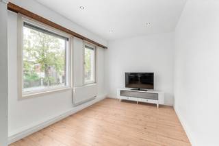 <p>Ruim appartement in het centrum van Mortsel met terras en vlotte bereikbaarheid.</p>

<p>Dit appartement in Mortsel biedt een ideale combinatie van stedelijk comfort en residentieel wonen. Dankzij de centrale ligging bevinden winkels, openbaar vervoer en belangrijke invalswegen zich vlakbij. Tram- en busverbindingen richting Antwerpen en omliggende gemeenten zorgen voor een uitstekende bereikbaarheid. Het appartement beschikt over drie slaapkamers, een aangename leefruimte en een terras, wat het geschikt maakt voor gezinnen of wie extra ruimte zoekt. Een praktische indeling en de nabijheid van alle dagelijkse voorzieningen maken dit appartement bijzonder aantrekkelijk.</p>

<p>Belangrijkste ruimtes:<br />• Inkomhal met ingemaakte kasten en praktische opbergruimte<br />• Lichtrijke woonkamer met aangename leefruimte<br />• Keuken met functionele indeling<br />• Badkamer met inloopdouche<br />• Apart toilet<br />• 3 slaapkamers met diverse gebruiksmogelijkheden<br />• Terras voor een gezellig buitenmoment</p>

<p>Troeven:<br />• Centrale ligging in Mortsel nabij winkels, openbaar vervoer en invalswegen<br />• Uitstekende verbindingen richting Antwerpen en omliggende gemeenten<br />• Ideale combinatie van stedelijk comfort en residentieel wonen</p>

<p>Neem vandaag nog contact op voor meer informatie of een bezoek. JOUW DROOMAPPARTEMENT. ZO GEVONDEN!</p>