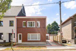<strong>TE KOOP | Berlaar – Doelstraat 157</strong><br /><br /><strong>Te renoveren halfopen bebouwing op een perceel van 355 m².</strong><br />Op zoek naar een woning met veel potentieel?<br />Deze te renoveren halfopen bebouwing in Berlaar biedt heel wat mogelijkheden om er een aangename en persoonlijke thuis van te maken.<br /><br />De woning omvat op vandaag een inkomhal, woonkamer, keuken, berging, wasplaats, 3 slaapkamers en een douchekamer.<br />Daarnaast beschikt de woning over een garage en een ruime polyvalente ruimte, die voor verschillende doeleinden kan worden ingericht, zoals een hobbyruimte, kantoor, speelkamer of extra leefruimte.<br />Buiten geniet u van een terras en een tuin met tuinberging.<br /><br /><strong>Technische informatie</strong><br />Verwarming via aardgaskachel<br />EPC: 781 kWh/m²/jaar – label F<br />Renovatieplicht van toepassing<br /><br /><strong>Ontdek deze woning online</strong><br />Bekijk alvast de interactieve grondplannen en foto's op onze website:<br />www.wijns.be<br /><br /><strong>Interesse?</strong><br />Wilt u de mogelijkheden van deze woning zelf ontdekken?<br />Contacteer ons vandaag nog voor meer informatie of om een bezoek ter plaatse in te plannen.<br />📞 0473/33 33 33<br />✉️ philip@wijns.be