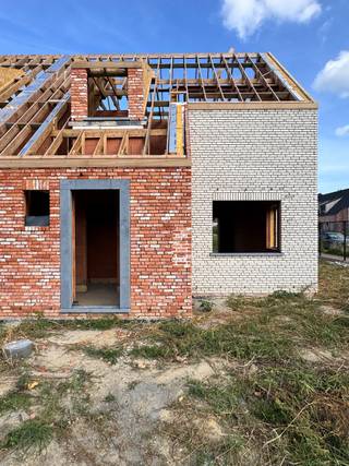 Wonen in Langemark-Poelkapelle betekent genieten van rust, natuur en een rijk verleden, midden in West-Vlaanderen. De landelijke omgeving, mooie wandel- en fietsroutes en de vlotte verbinding met Ieper en Diksmuide maken het een ideale woonplek voor wie houdt van groen en toch graag dichtbij alle voorzieningen blijft.<br /><br />In dit nieuwe woonproject realiseren we landelijke, hedendaagse woningen die volledig inspelen op comfort en functionaliteit. Elke woning beschikt over een inkomhal, lichtrijke woon- en eetkamer, open keuken, 3 of 4 slaapkamers, een badkamer en een garage of carport (afhankelijk van het lot).<br /><br />De afwerking bepaal je volledig zelf. Keuken, badkamer, vloeren en binnendeuren kies je volgens jouw smaak en stijl, zodat je hier écht kan wonen zoals jij het wilt.<br /><br />EPB: woning in aanbouw<br /><br />Benieuwd? Contacteer ons voor meer info.<br /><br />Deze prijs is exclusief kosten notaris, registratierechten en BTW