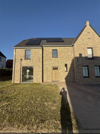 <p><span>À quelques pas du pittoresque centre du village d'Erps-Kwerps, à proximité de la paisible forêt de Silsombos, dans une impasse sans circulation, à proximité de la gare de Kortenberg et de toutes les principales voies d'accès, nous avons le plaisir de proposer à la vente ce projet de construction récente dans le Hof van Daniël Godts.</span></p><p><span>Cette maison neuve très économe en énergie, construite par une entreprise de construction renommée, entièrement livrée dans les règles de l'art et érigée avec des matériaux durables et de très haute qualité, dispose d'une surface habitable utile de 195 m² et d'une belle terrasse de 28 m².</span></p><p><span>Cette maison nouvellement construite sur un terrain de 300 m² et avec une largeur de façade de plus de 9,5 m, dans un style de construction moderne et intemporel, est finie à un niveau élevé et est équipée de tout le confort moderne, à savoir chauffage par le sol partout, pompe à chaleur air-eau, 12 panneaux solaires et récupération d'eau de pluie, ce qui contribue à une vie économe en énergie et respectueuse de l'environnement. À l'extérieur, il y a également un espace de stationnement pratique.</span></p><p><span><br />Sous certaines conditions, les futurs résidents peuvent également bénéficier du taux de TVA réduit de 6%. En bref, une véritable opportunité pour les personnes qui souhaitent vivre de manière économe en énergie, spacieuse, intemporelle et luxueuse dans un environnement vert et adapté aux enfants, dans un lieu unique. Une visite s'impose. Pour les décideurs rapides.</span></p>