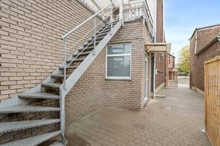 In het charmante dorpshart van Wommersom vind je dit ruime duplexappartement van 155m², met een warme, huiselijke sfeer en een vleugje karakter...