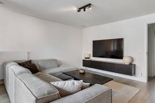 Dit instapklare 2 slaapkamer appartement is gelegen in een kleine residentie met 11 appartementen en 11 gelijkvloerse parkeerplaatsen. Het...