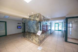 <strong>Residentie WESTEND PALACE A3</strong> : Gemeubeld appartement met slaaphoek en frontaal zeezicht in Residentie Westend Palace A3.<br /><br />Op de 8ste verdieping van Residentie Westend Palace A3 bevindt zich dit aangename appartement met een schitterend, frontaal zicht op zee. Vanuit de lichtrijke leefruimte stapt u rechtstreeks het terras op en geniet u van een uniek panorama over strand en zee.<br /><br />De indeling omvat een gezellige woonkamer met eetplaats, een ingerichte keuken, een praktische slaaphoek met ingemaakte kasten, een badkamer met ligbad en lavabo, en een afzonderlijk toilet.<br /><br />De residentie beschikt bovendien over een verzorgde binnentuin, een overdekt zwembad, een fietsenberging en een vuilnislokaal. Dankzij de centrale ligging bevinden winkels, horeca en de zeedijk zich vlakbij.<br /><br />Ideaal als tweede verblijf aan zee of als investering. Instapklaar.