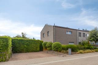 <span><span>Deze instapklare halfopen woning, gebouwd in 2010, combineert ruimte, comfort en een praktische indeling. De woning beschikt over 3 slaapkamers, een dressing en een aangename tuin met terras.<br />Daarnaast geniet de woning van heel wat hedendaags wooncomfort dankzij onder andere airconditioning, 12 zonnepanelen, een gashaard en rolluiken.<br />De Esdoornstraat is een residentiële woonstraat in Wervik die dicht bij het centrum ligt. Het is een wijk met een goede bereikbaarheid te voet tot winkels, scholen en het openbaar vervoer.<br /><br /><u><strong>Indeling:</strong></u><br />De woning verwelkomt u via een ruime inkomhal met gastentoilet en biedt toegang tot de lichtrijke leefruimte met eetplaats en gezellige gashaard. Aansluitend bevindt zich de ruime, volledig ingerichte keuken met kookeiland en zicht op de tuin. Verder beschikt het gelijkvloers over een praktische berging.<br />Op de bovenverdieping bevinden zich 3 slaapkamers, een dressing, een afzonderlijk toilet en een badkamer uitgerust met ligbad, inloopdouche en dubbele lavabo. Daarnaast beschikt de woning over een zolder die voor extra bergruimte zorgt.<br />Buiten geniet u van een aangenaam terras en ruime tuin.<br /><br /><u><strong>Troeven:</strong></u></span></span>
<ul>
	<li><span><span>Instapklare halfopen woning uit 2010;</span></span></li>
	<li><span><span>3 slaapkamers en dressing;</span></span></li>
	<li><span><span>ruime eilandkeuken;</span></span></li>
	<li><span><span>airconditioning;</span></span></li>
	<li><span><span>12 zonnepanelen;</span></span></li>
	<li><span><span>Regenwaterput van 10.000 liter;</span></span></li>
	<li><span><span>Rolluiken en screens achteraan;</span></span></li>
	<li><span><span>Aansluiting voor laadpaal aanwezig.</span></span></li>
</ul>
<span><span> Hebben we uw interesse gewekt? Wenst u meer info of een bezoek ter plaatse?<br />Aarzel dan niet en contacteer ons kantoor op het nummer 051 50 11 51 of mail naar info@diksimmo.be.</span></span>