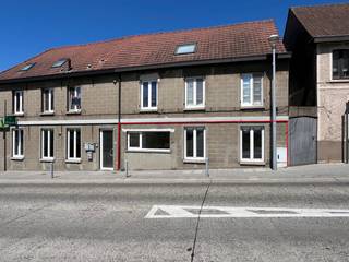 Gelegen op de hoek van de Markt en de Molenstraat, in het centrum van Gavere, met alle voorzieningen, winkels en openbaar vervoer op wandelafstand.<br /><br />Het appartement omvat een inkomhal, een lichtrijke leefruimte met toegang tot een praktische kelder, een slaapkamer, een berging/dressing/bureel en een badkamer, uitgerust met een lavabo en een douche.<br /><br />Een bijzondere troef is het ruime terras. Daarnaast beschikt het appartement over een aparte fietsenstalling.<br /><br />Geen vaste kosten.