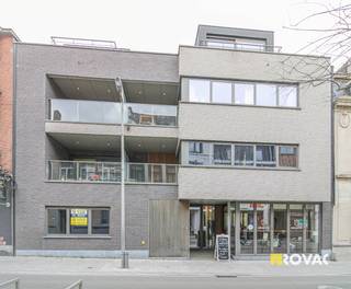 Appartement vlakbij de Grote Markt van Izegem op de gelijkvloerse verdieping bestaande uit inkom met apart toilet, ruime living met open...