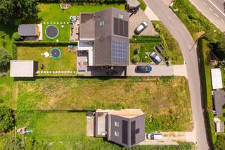 <p><span>Droom je ervan om je eigen woning volledig naar jouw smaak te bouwen? Dan is deze mooi gelegen bouwgrond in het groene Emblem een unieke kans. Op een perceel van ca.</span><span> </span><span>489 m² realiseer je een stijlvolle halfopen bebouwing in een rustige, residentiële straat, met alle dagelijkse voorzieningen én een vlotte verbinding naar Lier, Antwerpen en de E313 binnen handbereik.</span></p><p><span>Bouw jouw thuis op maat</span></p><p><span>In de rustige Mulderweg ligt deze aantrekkelijk georiënteerde bouwgrond voor een halfopen bebouwing. Met een perceelbreedte van ongeveer 10 meter en een diepte van circa 48 meter biedt het perceel heel wat mogelijkheden om een moderne gezinswoning te bouwen die perfect aansluit bij jouw woonwensen.</span></p><p><span>Dankzij de ruime tuin geniet je van volop buitenruimte om een zonnig terras, een groene tuin of een speelplek voor de kinderen aan te leggen. Hier krijg je de vrijheid om een woning te creëren die volledig past bij jouw levensstijl, uiteraard binnen de geldende stedenbouwkundige voorschriften.</span></p><p><span>Groen wonen met alles dichtbij</span></p><p><span>Emblem is geliefd om zijn landelijke karakter en aangename woonomgeving. Je woont hier in een rustige straat met weinig verkeer, terwijl scholen, winkels, openbaar vervoer en sportfaciliteiten zich op korte afstand bevinden. Ook voor pendelaars is dit een uitstekende uitvalsbasis: via de E313 bereik je Antwerpen, Lier, Ranst en omliggende gemeenten bijzonder vlot.</span></p><p><span>Wie houdt van wandelen of fietsen, vindt in de groene omgeving tal van mooie routes en recreatiemogelijkheden. Zo geniet je dagelijks van rust en natuur zonder in te boeten aan bereikbaarheid.</span></p><p><span> </span></p><p><span> </span></p>