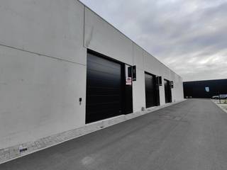 Magnifiek gelegen nieuwbouw KMO-unit van 96 m² en 1 privatieve parkeerplaats te huur op industriezone Waggelwater.De casco loods (brandklasse B) is...