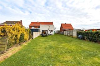 <p><span>Op een boogscheut van het centrum van </span><span>Malle </span><span>staat dit </span><span>super leuke en instapklare huis</span><span> te koop. Gelegen op een </span><span>perceel van ruim 1.600 m²</span><span> in een landelijke omgeving tussen de weilanden, maar toch dichtbij de dorpskern waar tal van winkels, scholen en openbaar vervoer zijn.</span></p><p><span> </span></p><p><span>Het huis heeft een </span><span>bewoonbare oppervlakte</span><span> van maar liefst</span><span> 150m²</span><span>, een </span><span>kei toffe tuin</span><span> met prachtig </span><span>open zicht over weilanden</span><span> ... Het huis is aan de binnenzijde </span><span>volledig en kwaliteitsvol gerenoveerd.</span><span> Enkel de buitenkant dient nog aangepakt te worden om er een volledig plaatje van te maken.</span></p><p><span> </span></p><p><span>Gelijkvloers</span></p><p><span>- inkomhal</span></p><p><span>- gastentoilet</span></p><p><span>- zeer lichte leefruimte en eetkamer met gashaard</span></p><p><span>- prachtige open geïnstalleerde keuken</span></p><p><span>- een handige koele berging / wasplaats</span></p><p><span>- fantastisch zicht vanop het terras op de achterliggende weilanden</span></p><p><span>- tuin met west-oriëntatie </span></p><p><span>- oprit en garage</span></p><p><span> </span></p><p><span>Eerste verdieping</span></p><p><span>- slaapkamer 1</span></p><p><span>- slaapkamer 2</span></p><p><span>- slaapkamer 3</span></p><p><span>- moderne ingerichte badkamer met inloopdouche</span></p><p><span> </span></p><p><span>Zolder</span></p><p><span>- niet ingericht</span></p><p><span> </span></p><p><span>Troeven</span></p><p><span>- centrale ligging tussen de weilanden</span></p><p><span>- ramen PVC dubbele beglazing</span></p><p><span>- conforme elektriciteit</span></p><p><span> </span></p><p><span>Ben jij geïnteresseerd in dit huis te koop in Malle, ben je op zoek naar ander vastgoed of wens je de waarde van jouw eigendom te kennen? Dan ben je bij BOLT immo aan het juiste adres! Wij helpen jou graag verder.</span></p><p><span> </span></p>