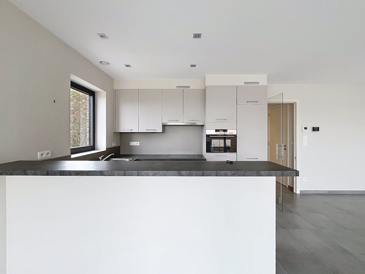 Modern 2-bedroom apartment with terrace for rent in Assebroek - photo 4