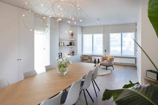 In de www.stationsstraat32.be (url kopiëren en plakken indien doorklikken niet lukt) in Moen stellen we jou graag deze prachtige, instapklare villa voor. De woning werd door de eigenaars gerenoveerd met de bedoeling er decennia te blijven wonen. De aankoop van een andere woning beslist daar anders over. Maar laat dit nu supernieuws zijn voor u! De woning werd zeer kwalitatief ingericht en is voorzien van 4 slaapkamers (waarvan 2 op het gelijkvloers), een lichtrijke leefruimte met leefkeuken, 2 badkamers, dubbele garage, zolder, ... en een mooie tuin met groot terras!  <br /><br />HOMERUN: Op zondag 10 mei ben je van harte welkom op de Homerun van deze woning. Via www.stationsstraat32.be kan je een afspraak inplannen. Eveneens via de website verneem je veel meer, zoals een uitgebreide omschrijving, foto's, 360° rondgang, documenten, … <br /><br />KICK-OFF PRIJS: De vermelde prijs is een Kick-Off prijs waarop een eenmalig bod kan uitgebracht worden (zowel boven als onder de Kick-Off prijs). Dankzij het kwaliteitslabel van Henry Houser ben je zeker dat de biedingen correct verlopen zonder dat er een opbodspel gehouden wordt!  <br /><br />EXTRA BEZOEK: Mocht je op zondag 10 mei niet vrij zijn, geef dan gerust een belletje om een afspraak in te plannen op een ander moment. En wees gerust ... iedereen, van de eerste tot de laatste bezoeker, heeft evenveel kans om een eenmalig bod uit te brengen!  <br /><br />Groeten, Hendrik<br /> 