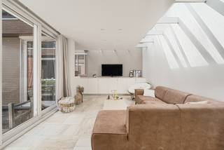 Op zoek naar een woning waar je wonen en werken perfect kunt combineren? Deze voormalige bakkerij biedt maar liefst +170 m² aan polyvalente werk- en handelsruimte, gecombineerd met een ruime, instapklare woning. Ideaal voor wie wonen en een zelfstandige activiteit, praktijk, kantoor of hobby wil verenigen.<br /><br />WONEN<br />De woning verwelkomt je met een inkomhal en een aangename, lichtrijke leefruimte met open keuken. Verder zijn er een ruime bergruimte, wasplaats en apart toilet. Op de eerste verdieping bevinden zich 4 slaapkamers, waarvan één nog verder af te werken, en een luxueus uitgeruste badkamer met bad, douche, dubbele lavabo en toilet. De ruime zolder biedt bovendien de mogelijkheid om 1 à 2 extra slaapkamers te creëren.<br /><br />WERKEN<br />Het aparte werkgedeelte omvat een ontvangstruimte/handelsruimte, bureauruimte, een zeer ruime garage en een polyvalente ruimte van meer dan 70 m². Dankzij de indeling kunnen wonen en werken volledig van elkaar gescheiden worden. De mogelijkheden zijn eindeloos: kantoor, praktijk, atelier, fitness, hobbyruimte...<br />Ook buiten is het genieten met een aangename tuin, tuinberging en overdekt terras.<br /><br />TROEVEN<br />* Geen renovatieverplichting<br />* Instapklare en luxueus afgewerkte woning<br />* Wonen en werken perfect te combineren<br />* +170 m² handels-/werkruimte<br />* Tal van mogelijkheden voor zelfstandige activiteit of hobby<br /><br />Een pand met ruimte, mogelijkheden en karakter. Benieuwd wat jij ermee kunt doen? Plan vandaag nog je bezoek!<br /><br />Ref.: LS/26093/TK
