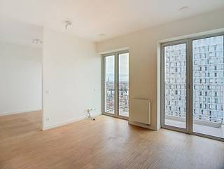 <p>Modern 1-slaapkamer appartement gelegen op de 16de verdieping van de Lichttoren met een prachtig panoramisch zicht over de stad, g<span>elegen vlak aan het Eilandje, tussen de jachthaven en Park Spoor Noord. Naast AP Campus Spoor Noord en het nieuwe ziekenhuis Spoor Noord.</span><br /><br /><strong>Indeling:</strong><br />Inkomhal met vestiaire en gastentoilet met handenwasser, leefruimte met veel lichtinval en zicht over de stad. V<span>olledig geïnstalleerde keuken, voorzien van kookvuur; koelkast met vriesvak; vaatwasser; combi-oven en voldoende opbergruimte. Berging met aansluiting voor een WM &amp; DK. </span>Vanuit de leefruimte heeft u toegang tot het zuidwest georiënteerde terras. Achteraan bevindt zich de slaapkamer van ca. 12m². E<span>nsuite-badkamer</span> voorzien van een douche en wastafelmeubel met spiegelkast.<br /><br /><strong>Bijzonderheden: </strong></p>

<ul>
	<li>130 EUR maandelijkse kosten (Beheer, verbruik/onderhoud van de algemene delen incl. lift + provisie verwarming en warm water). </li>
	<li> Ondergrondse autostaanplaats verplicht bij te huren aan 100 EUR/maand.</li>
	<li>Beschikbaarheid: onmiddellijk</li>
</ul>

<p><br />Plan je bezichtiging via https://metropoolvastgoed.be/nl/aanbod/4261742/appartement-te-huur-in-2000-antwerpen</p>