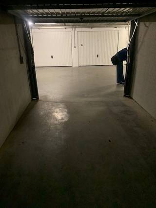 Deze garagebox is enkel te huur op jaarbasis en onmiddellijk vrij.<br />Afmetingen: 5.05 m L x 2.75 m B.<br />Maandelijkse huurprijs: 125 EUR.