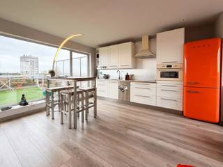 Deze instapklare studio biedt een aangename open leefruimte met woon- en eetplaats en een volledig geïntegreerde en geïnstalleerde keuken. Verder beschikt de studio over een afzonderlijke badkamer met douche, toilet en aansluiting voor een wasmachine.<br /><br />Een extra troef zijn de twee grote terrassen, ideaal om op elk moment van de dag van buitenruimte te genieten.<br />Dankzij de centrale ligging in Roeselare bevinden winkels, openbaar vervoer en belangrijke invalswegen zich vlakbij.<br /><br />Mogelijkheid tot aankoop van een garage aan € 25.000.<br /><br />Ideaal als eigen woonst of investering.<br /><br />Wenst u meer informatie over dit pand of een bezoek ter plaatse? Neem dan contact op met Imani: 0478 26 26 36